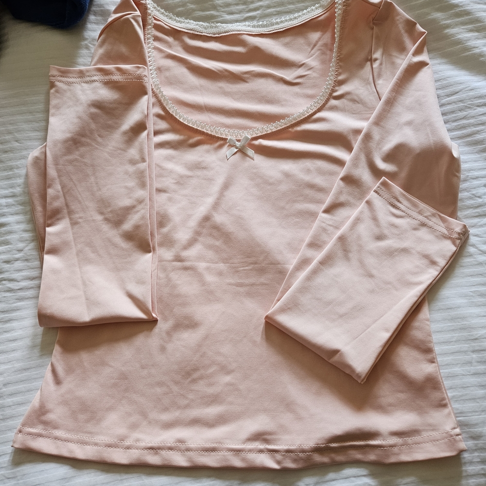 Women’s Long-Sleeve Scoop Neck Crop Top - Light Peach